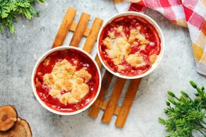 Десерт из клубники и ревеня