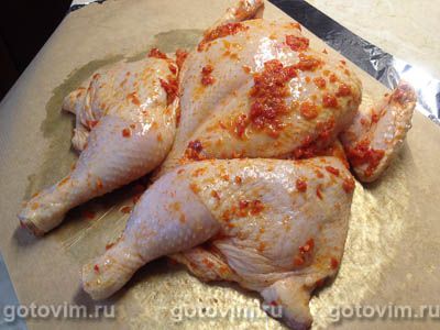 Курица в духовке, запеченная с острой перечной пастой Курица в духовке, запеченная с острой перечной пастой