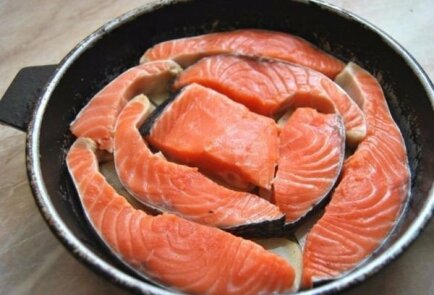 Филе семги с картофелем под сметанным соусом в духовке Филе семги с картофелем под сметанным соусом в духовке