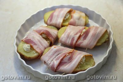 Картофель с сырным маслом, завернутый в бекон