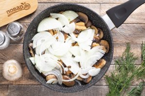 Шампиньоны жареные с луком