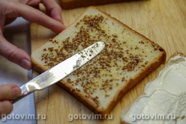 Арканзасский сэндвич с жареной колбасой и чипсами Арканзасский сэндвич с жареной колбасой и чипсами