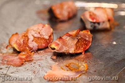 Кростини с инжиром, запеченным в беконе