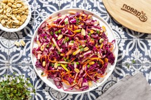 Салат из красной капусты с яблоками и арахисом Салат из красной капусты с яблоками и арахисом