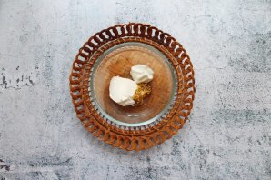 Брускетты с говяжьим языком и корнишонами