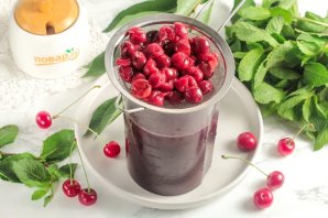 Вишневая наливка с косточками Вишневая наливка с косточками