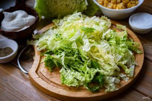 Салат с кукурузой и сухариками Салат с кукурузой и сухариками