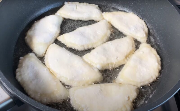 Мини-чебуреки на творожном тесте. Простой и вкусный рецепт Мини-чебуреки на творожном тесте. Простой и вкусный рецепт