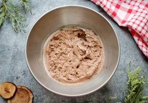 Рулет из шоколадных блинов с кремом Рулет из шоколадных блинов с кремом