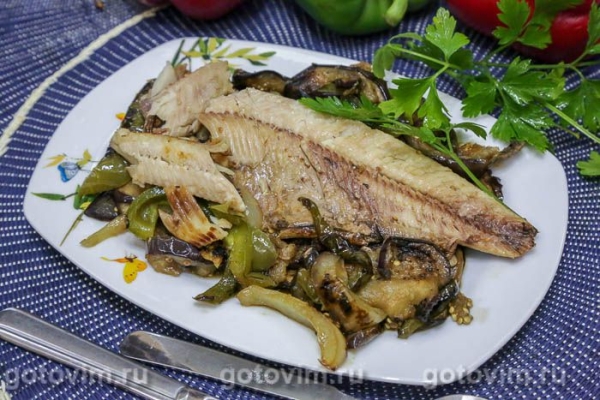 Сельдь олюторская, запеченная с баклажанами Сельдь олюторская, запеченная с баклажанами
