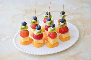 Сыр с ягодами и фруктами Сыр с ягодами и фруктами