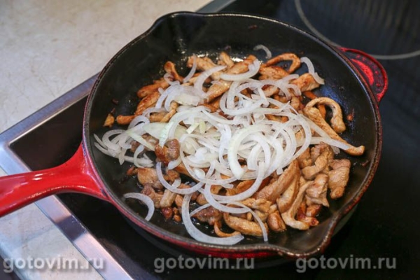 Салат «Пражский» с жареным мясом, перцем и яблоками Салат «Пражский» с жареным мясом, перцем и яблоками