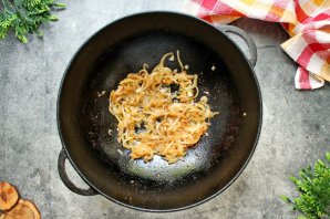 Говяжьи ребрышки в казане с луком Говяжьи ребрышки в казане с луком