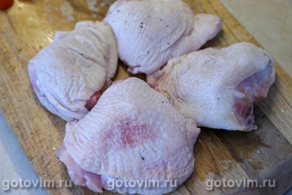 Куриные бедра, запеченные с беконом, помидорами и сыром моцарелла Куриные бедра, запеченные с беконом, помидорами и сыром моцарелла