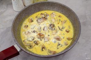 Шампиньоны в сметане с чесноком на сковороде Шампиньоны в сметане с чесноком на сковороде