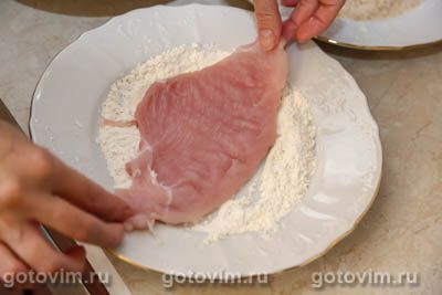 Стейк из индейки в хрустящей панировке на сковороде Стейк из индейки в хрустящей панировке на сковороде