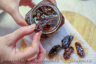 Бутерброды со шпротами, сыром и вялеными томатами Бутерброды со шпротами, сыром и вялеными томатами