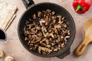 Фунчоза с курицей и шампиньонами Фунчоза с курицей и шампиньонами