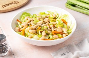 Салат из фасоли, моркови и сельдерея Салат из фасоли, моркови и сельдерея