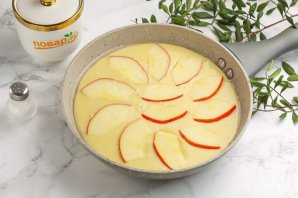 Яблочный пирог на сковороде Яблочный пирог на сковороде