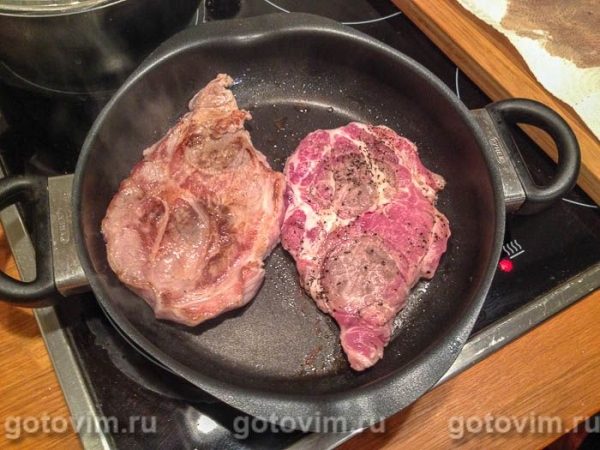 Стейк из свиной шейки с лимоном, перцем и чесноком на сковроде Стейк из свиной шейки с лимоном, перцем и чесноком на сковроде