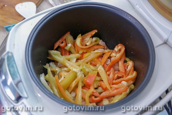 Мясо с яблоками и сладким перцем в мультиварке