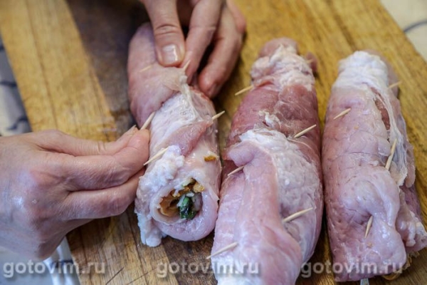 Мясные рулетики из свинины с лисичками и сыром Мясные рулетики из свинины с лисичками и сыром