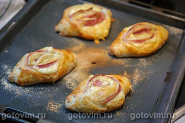 Лодочки из слоеного теста с ветчиной и сыром Лодочки из слоеного теста с ветчиной и сыром