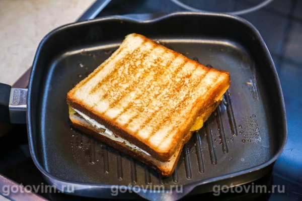 Арканзасский сэндвич с жареной колбасой и чипсами Арканзасский сэндвич с жареной колбасой и чипсами