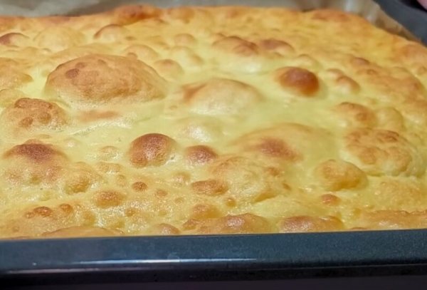 Просто смешиваю и выливаю тесто на противень: необычный рулет с заварным кремом. Даже разрыхлитель не нужен