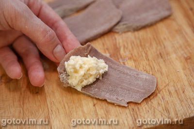 Рулетики из свиного языка с сыром и чесноком Рулетики из свиного языка с сыром и чесноком