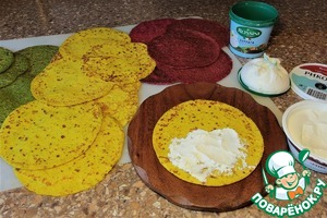 Блинный цветной торт с острым соусом Блинный цветной торт с острым соусом