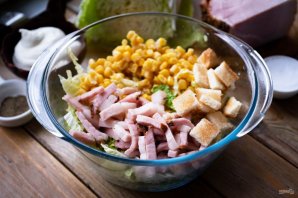 Салат с кукурузой и сухариками Салат с кукурузой и сухариками