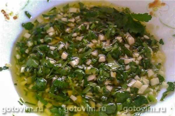 Жареная речная форель с зеленью и чесноком Жареная речная форель с зеленью и чесноком