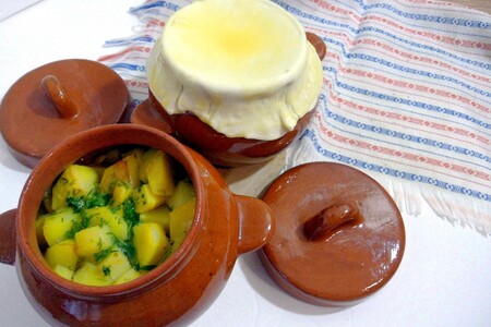 Жаркое в горшочке под съедобной крышечкой Жаркое в горшочке под съедобной крышечкой