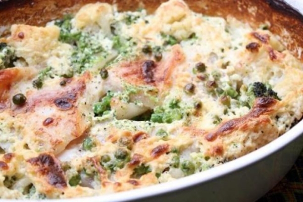Рыба, запеченная в сливках с цветной капустой и брокколи