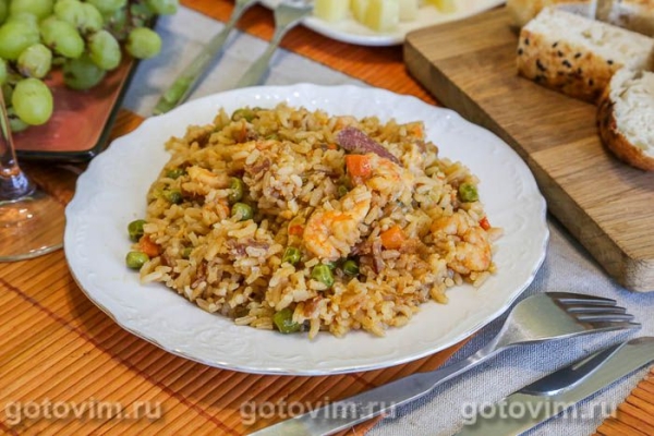 Паэлья с креветками, копченостями и зеленым горошком в мультиварке