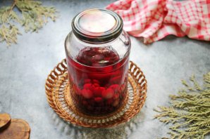 Настойка из черной смородины с крыжовником Настойка из черной смородины с крыжовником