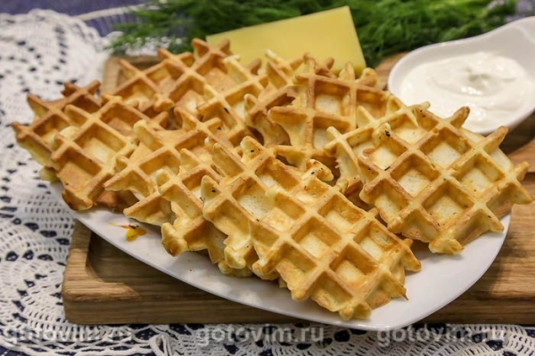 Вафли «Ленивые хачапури» с сыром и зеленью Вафли «Ленивые хачапури» с сыром и зеленью