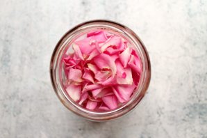 Настойка из лепестков роз Настойка из лепестков роз