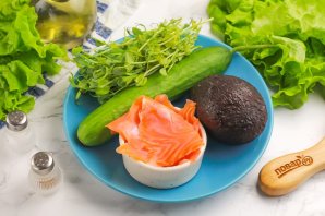 Салат с семгой, авокадо и огурцом Салат с семгой, авокадо и огурцом