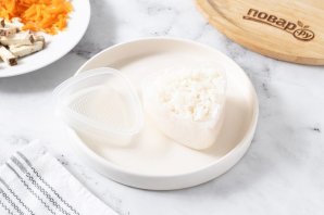 Онигири с корейской морковью Онигири с корейской морковью