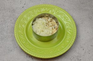 Пасхальный салат с консервированным лососем Пасхальный салат с консервированным лососем