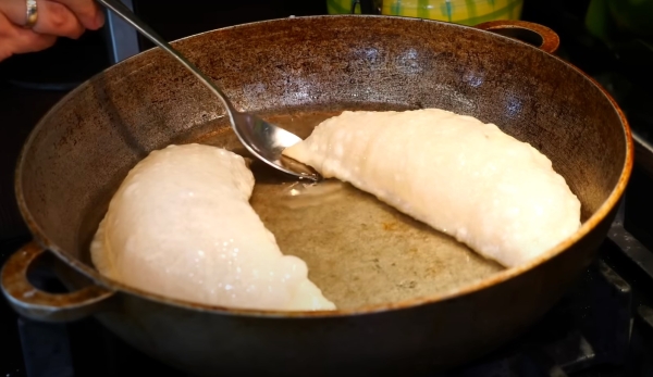 Пузырчатые и хрустящие чебуреки. Самый вкусный рецепт Пузырчатые и хрустящие чебуреки. Самый вкусный рецепт