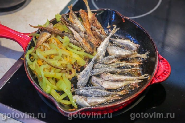 Черноморская ставридка, жаренная с овощами