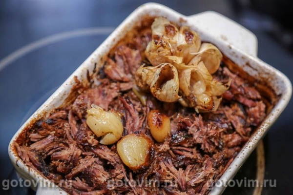 Рваная говядина с печеным чесноком и яблоками Рваная говядина с печеным чесноком и яблоками