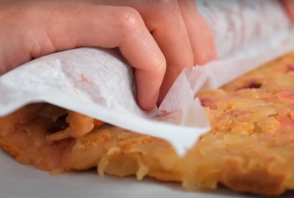 Сочный рулет из яблок на медовом тесте: рецепт-шедевр за 25 минут. Не описать словами, как вкусно Сочный рулет из яблок на медовом тесте: рецепт-шедевр за 25 минут. Не описать словами, как вкусно