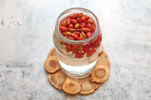 Компот из шиповника и черной смородины на зиму Компот из шиповника и черной смородины на зиму