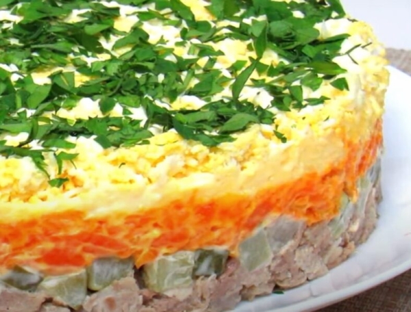 Слоёный салат «Симфония»: вкусное сочетание и красочная подача Слоёный салат «Симфония»: вкусное сочетание и красочная подача