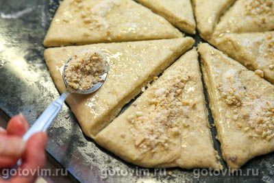 Постные рогалики из бананового теста с арахисом